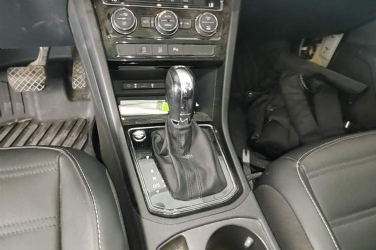 Used Volkswagen Touran 2018 Volkswagen Touran L 280TSI DSG Boundary Edition 7 Seats China VI Standard Gear Lever