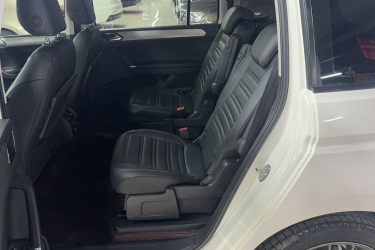 Used Volkswagen Touran 2018 Volkswagen Touran L 280TSI DSG Comfort Edition 6-seater Interior 1