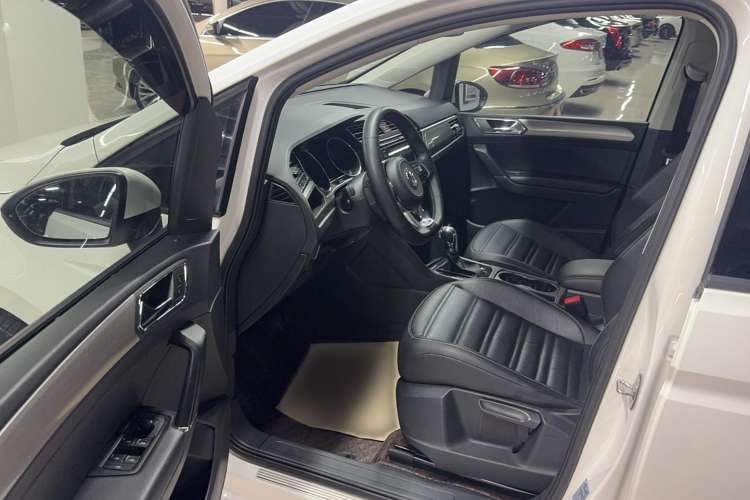 Used Volkswagen Touran 2018 Volkswagen Touran L 280TSI DSG Comfort Edition 6-seater Interior 2