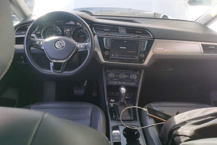 Used Volkswagen Touran 2018 Volkswagen Touran L 280TSI DSG Comfort Edition 7-seater Interior 2