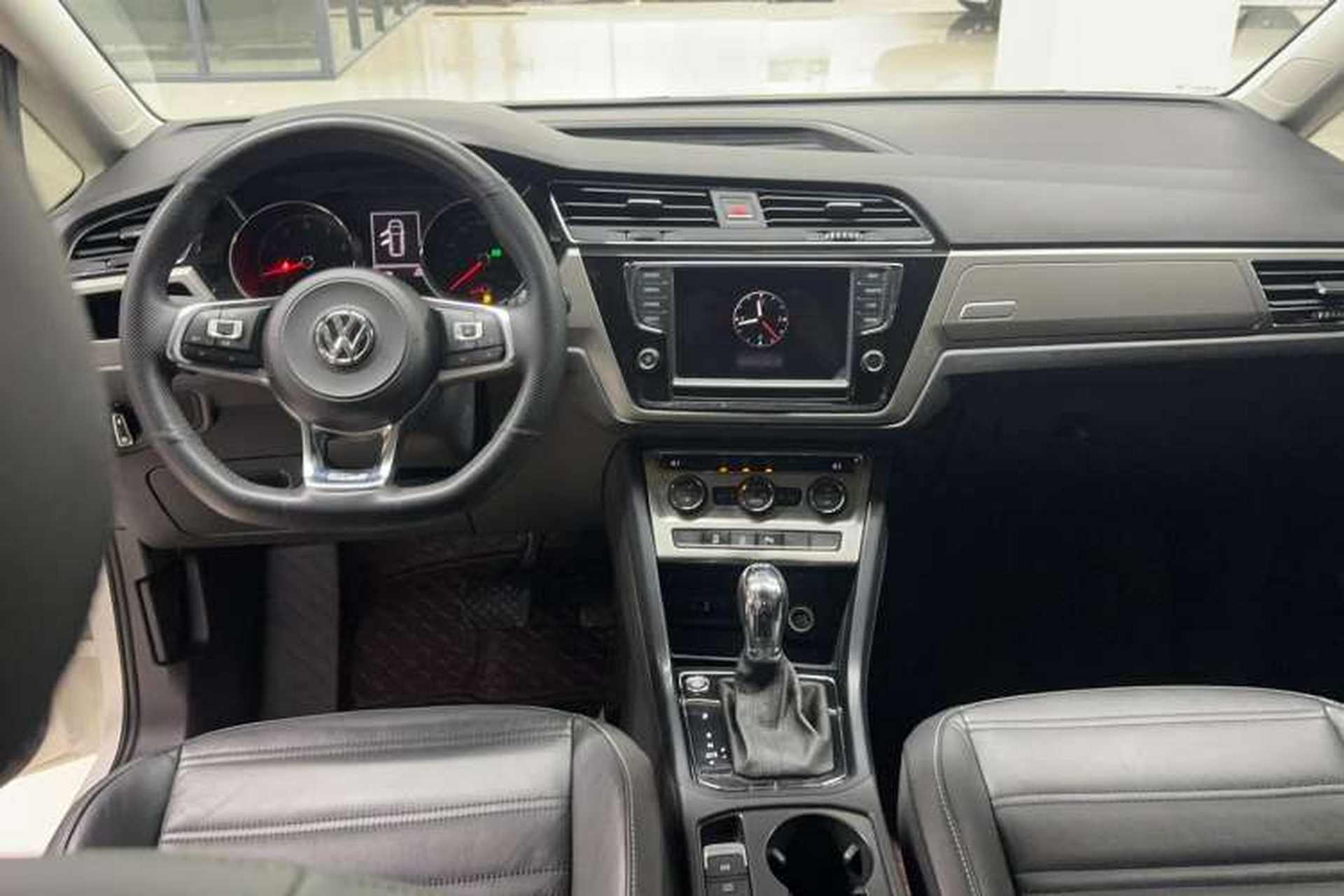 Used Volkswagen Touran 2018 Volkswagen Touran L 280TSI DSG Comfort Edition 6-seater Interior 3