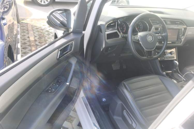 Used Volkswagen Touran 2018 Volkswagen Touran L 280TSI DSG Comfort Edition 7-seater Interior 3