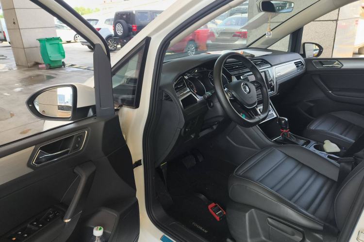 Used Volkswagen Touran 2018 Volkswagen Touran L 280TSI DSG Comfort Edition 7 Seats China VI Standard Interior 3