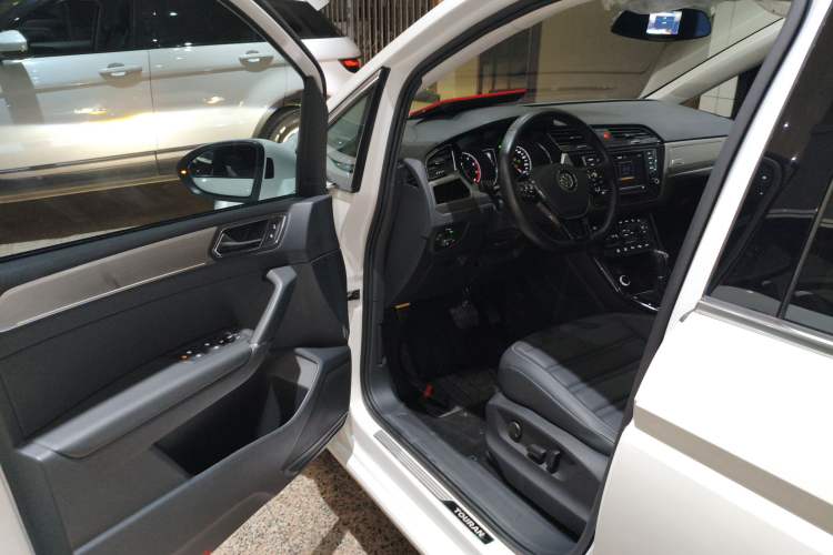 Used Volkswagen Touran 2018 Volkswagen Touran L 280TSI DSG Luxury Edition 7 Seats Interior 3