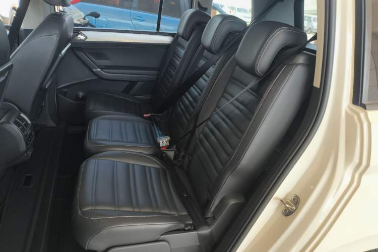 Used Volkswagen Touran 2018 Volkswagen Touran L 280TSI DSG Comfort Edition 7 Seats China VI Standard Interior 4