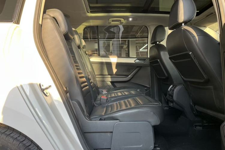 Used Volkswagen Touran 2018 Volkswagen Touran L 280TSI DSG Comfort Edition 7-seater Interior 5