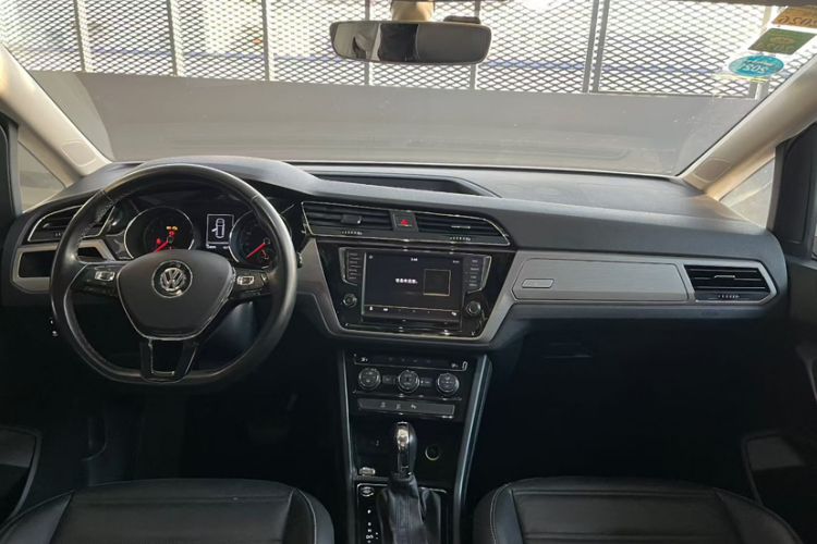 Used Volkswagen Touran 2018 Volkswagen Touran L 280TSI DSG Comfort Edition 7-seater Interior 6