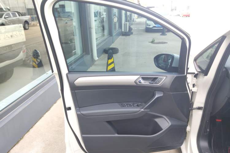 Used Volkswagen Touran 2018 Volkswagen Touran L 280TSI DSG Comfort Edition 7 Seats China VI Standard Left Front Door Interior