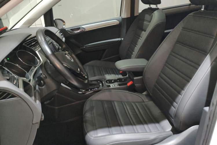 Used Volkswagen Touran 2018 Volkswagen Touran L 280TSI DSG Luxury Edition 7 Seats Left Front Seat