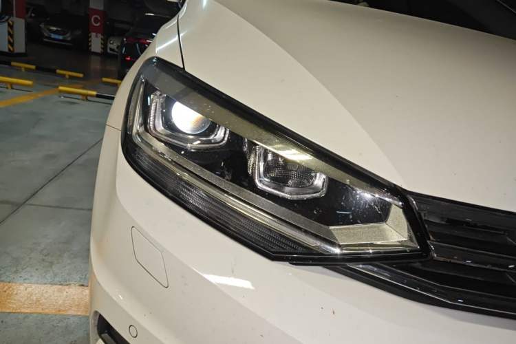 Used Volkswagen Touran 2018 Volkswagen Touran L 280TSI DSG Comfort Edition 7-seater Right Front Headlight