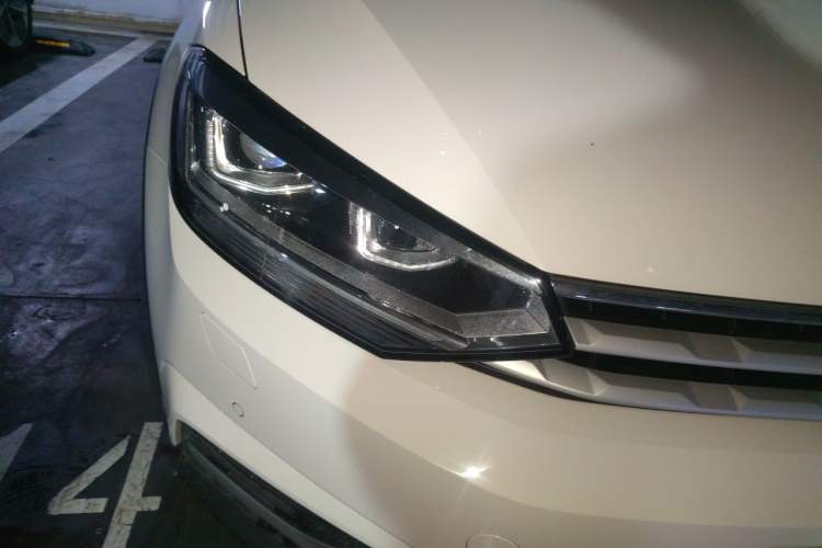Used Volkswagen Touran 2018 Volkswagen Touran L 280TSI DSG Boundary Edition 7 Seats China VI Standard Right Front Headlight