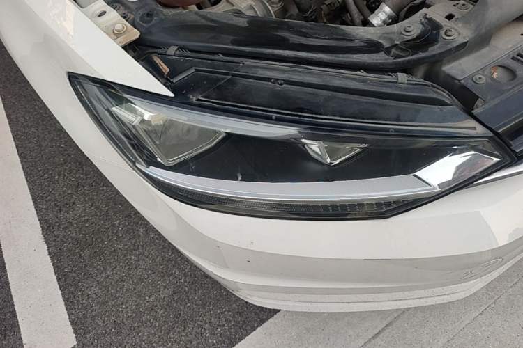 Used Volkswagen Touran 2018 Volkswagen Touran L 280TSI Manual Trend Edition Right Front Headlight