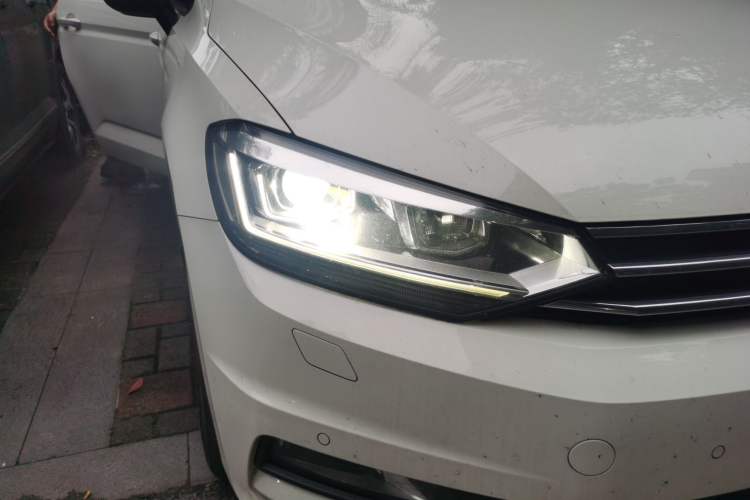 Used Volkswagen Touran 2018 Volkswagen Touran L 280TSI DSG Comfort Edition 7-seater Right Front Headlight