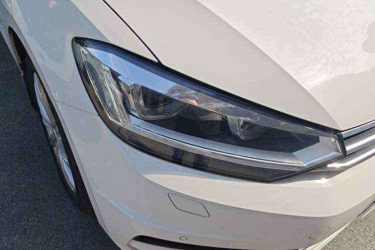 Used Volkswagen Touran 2018 Volkswagen Touran L 280TSI DSG Comfort Edition 7-seater Right Front Headlight