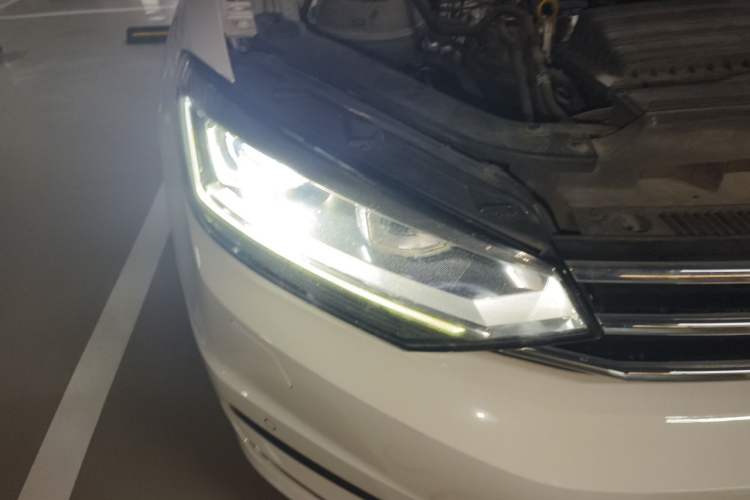 Used Volkswagen Touran 2018 Volkswagen Touran L 280TSI DSG Comfort Edition 7 Seats China V Emission Standard Right Front Headlight