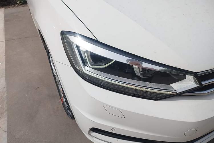Used Volkswagen Touran 2018 Volkswagen Touran L 280TSI DSG Comfort Edition 6-seater Right Front Headlight