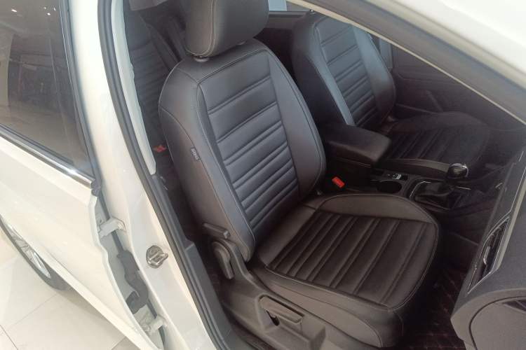 Used Volkswagen Touran 2018 Volkswagen Touran L 280TSI DSG Style Edition 7 Seats China VI Standard Right Front Seat
