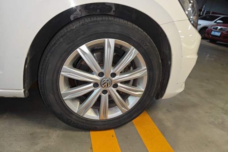 Used Volkswagen Touran 2018 Volkswagen Touran L 280TSI DSG Comfort Edition 7-seater Right Front Wheel Hub