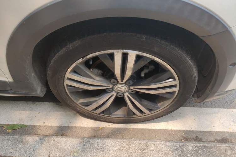 Used Volkswagen Touran 2018 Volkswagen Touran L 280TSI DSG Boundary Edition 7 Seats China VI Standard Right Front Wheel Hub