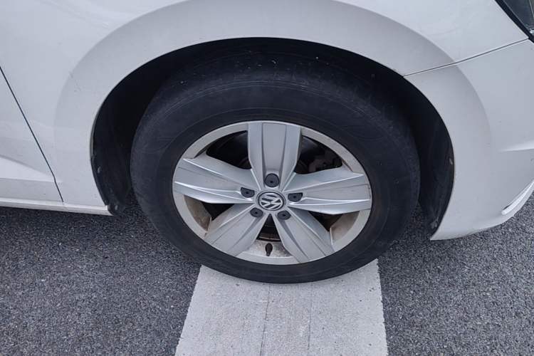 Used Volkswagen Touran 2018 Volkswagen Touran L 280TSI Manual Trend Edition Right Front Wheel Hub