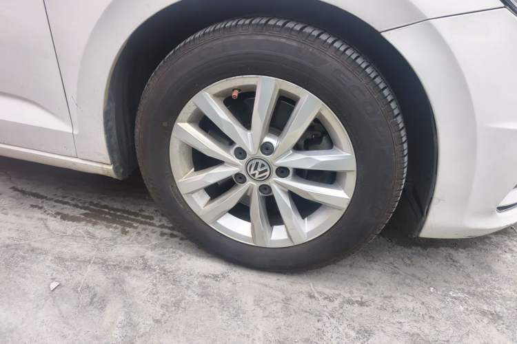 Used Volkswagen Touran 2018 Volkswagen Touran L 280TSI DSG Comfort Edition 7 Seats China V Emission Standard Right Front Wheel Hub