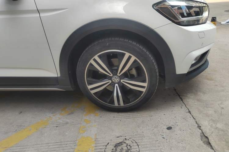 Used Volkswagen Touran 2018 Volkswagen Touran L 280TSI DSG Boundary Edition 7 Seats China VI Standard Right Front Wheel Hub
