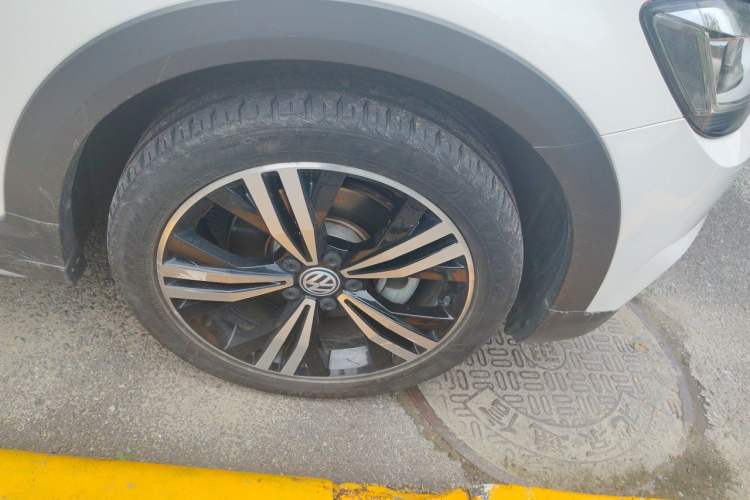 Used Volkswagen Touran 2018 Volkswagen Touran L 280TSI DSG Boundary Edition 7 Seats China VI Standard Right Front Wheel Hub