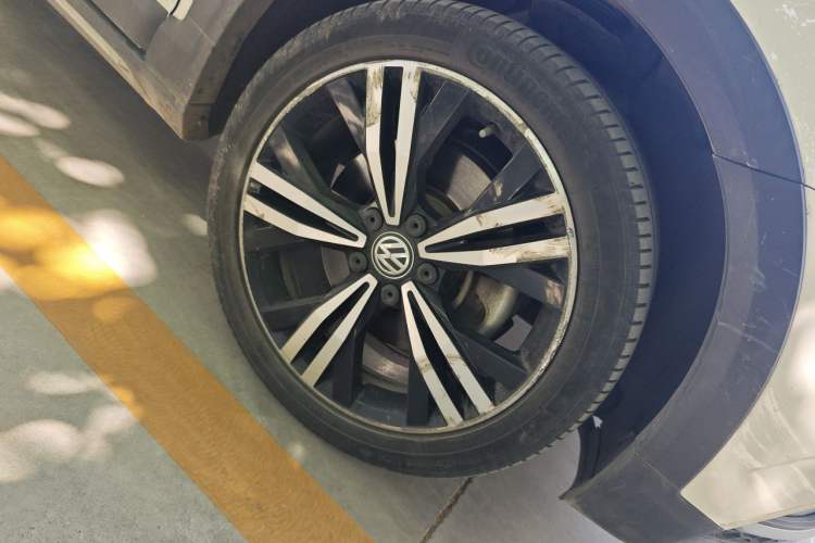 Used Volkswagen Touran 2018 Volkswagen Touran L 280TSI DSG Boundary Edition 7 Seats China VI Standard Right Front Wheel Hub