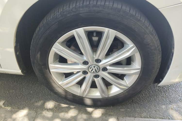 Used Volkswagen Touran 2018 Volkswagen Touran L 280TSI DSG Comfort Edition 6-seater Right Front Wheel Hub