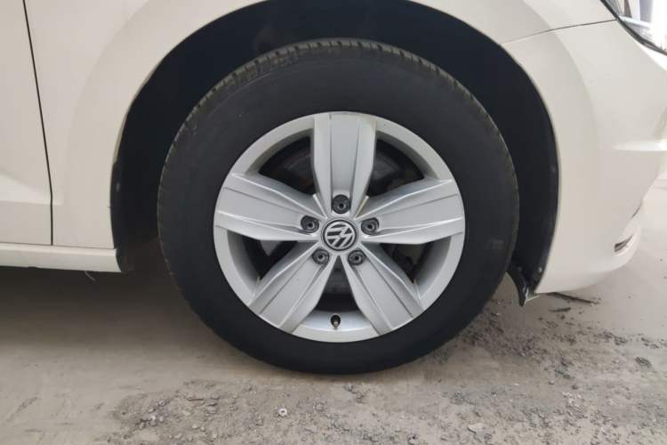 Used Volkswagen Touran 2018 Volkswagen Touran L 280TSI Manual Trend Edition Right Front Wheel Hub