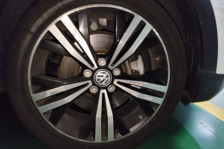 Used Volkswagen Touran 2018 Volkswagen Touran L 280TSI DSG Boundary Edition 7 Seats China VI Standard Right Front Wheel Hub
