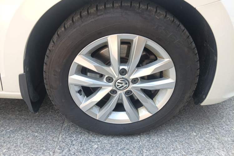 Used Volkswagen Touran 2018 Volkswagen Touran L 280TSI DSG Comfort Edition 7 Seats China V Emission Standard Right Front Wheel Hub