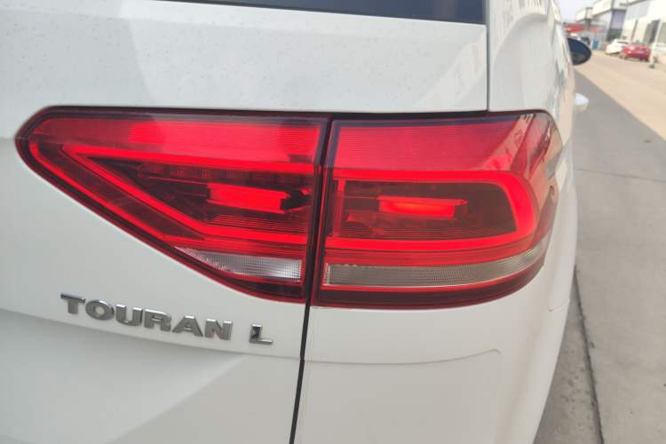 Used Volkswagen Touran 2018 Volkswagen Touran L 280TSI DSG Comfort Edition 7 Seats China VI Standard Right Rear Taillight