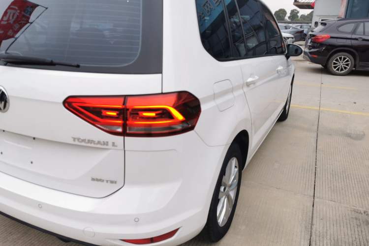 Used Volkswagen Touran 2018 Volkswagen Touran L 280TSI DSG Comfort Edition 7 Seats China VI Standard Right Rear Taillight