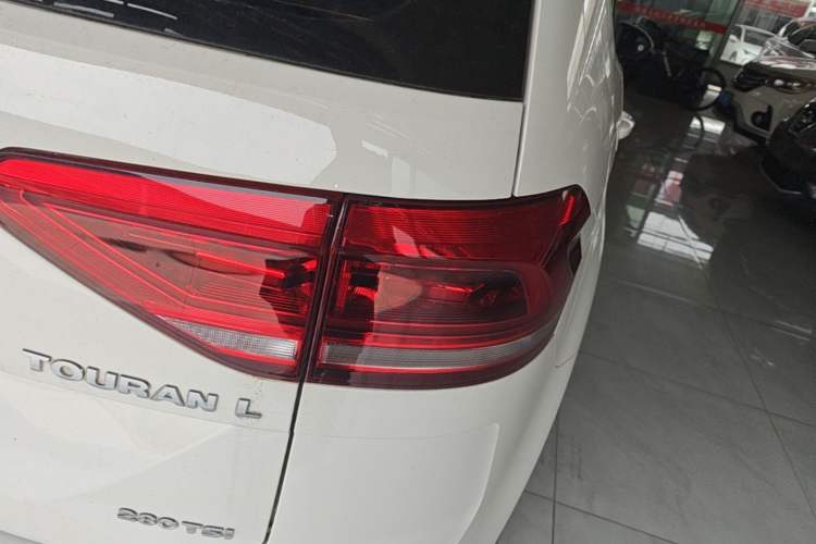 Used Volkswagen Touran 2018 Volkswagen Touran L 280TSI DSG Comfort Edition 7 Seats China VI Standard Right Rear Taillight