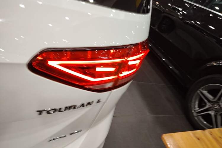 Used Volkswagen Touran 2018 Volkswagen Touran L 280TSI DSG Comfort Edition 7 Seats China V Emission Standard Right Rear Taillight