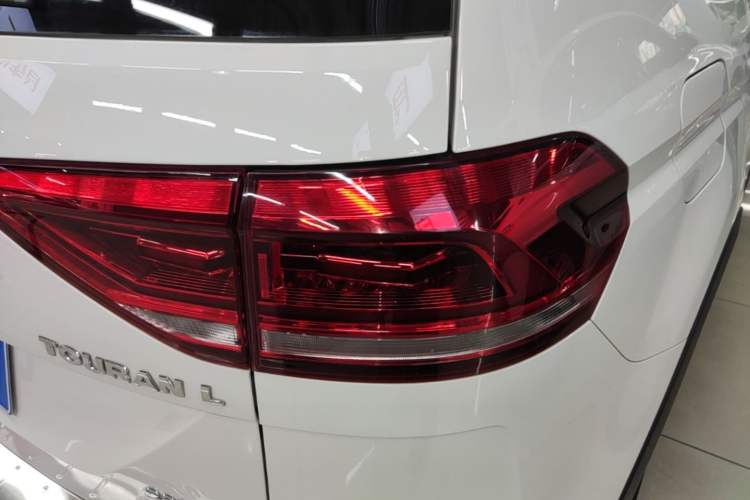 Used Volkswagen Touran 2018 Volkswagen Touran L 280TSI DSG Boundary Edition 6-Seater China VI Standard Right Rear Taillight