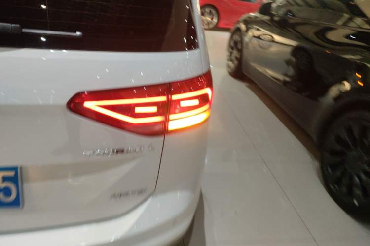 Used Volkswagen Touran 2018 Volkswagen Touran L 280TSI DSG Comfort Edition 7 Seats China V Emission Standard Right Rear Taillight