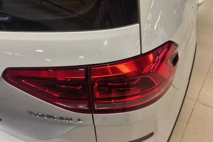 Used Volkswagen Touran 2018 Volkswagen Touran L 280TSI DSG Boundary Edition 7 Seats China VI Standard Right Rear Taillight