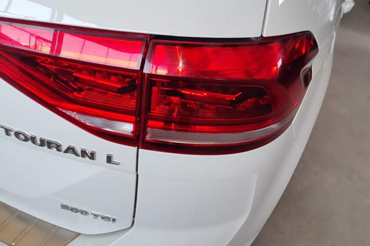 Used Volkswagen Touran 2018 Volkswagen Touran L 280TSI DSG Comfort Edition 7 Seats China V Emission Standard Right Rear Taillight