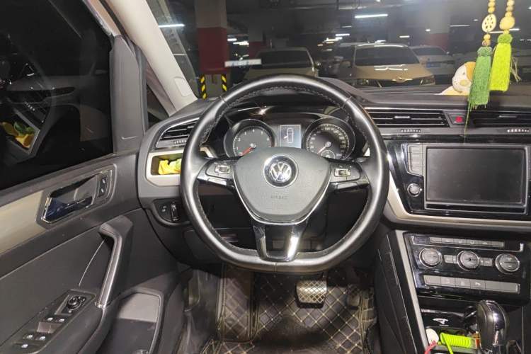 Used Volkswagen Touran 2018 Volkswagen Touran L 280TSI DSG Comfort Edition 7-seater Steering Wheel