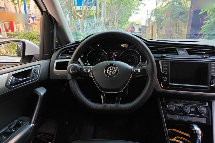 Used Volkswagen Touran 2018 Volkswagen Touran L 280TSI DSG Comfort Edition 7 Seats China VI Standard Steering Wheel