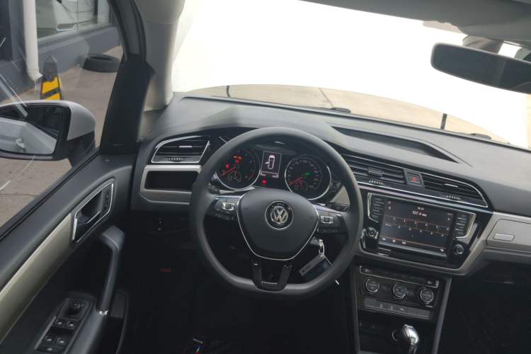 Used Volkswagen Touran 2018 Volkswagen Touran L 280TSI DSG Comfort Edition 7 Seats China VI Standard Steering Wheel