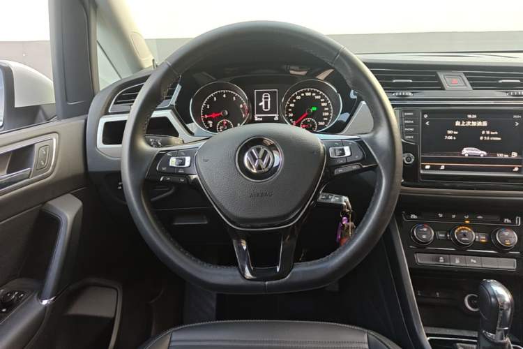Used Volkswagen Touran 2018 Volkswagen Touran L 280TSI DSG Comfort Edition 7 Seats China V Emission Standard Steering Wheel