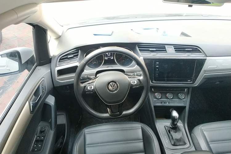 Used Volkswagen Touran 2018 Volkswagen Touran L 280TSI DSG Style Edition 7 Seats China VI Standard Steering Wheel