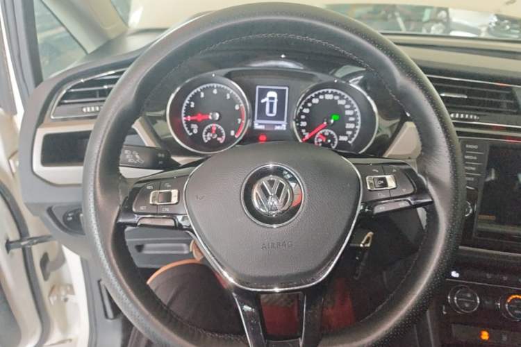 Used Volkswagen Touran 2018 Volkswagen Touran L 280TSI DSG Comfort Edition 7 Seats China VI Standard Steering Wheel