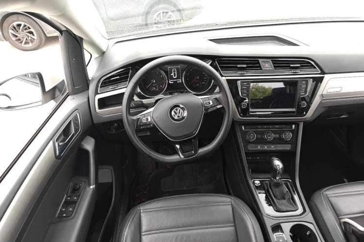 Used Volkswagen Touran 2018 Volkswagen Touran L 280TSI DSG Comfort Edition 6-seater Steering Wheel