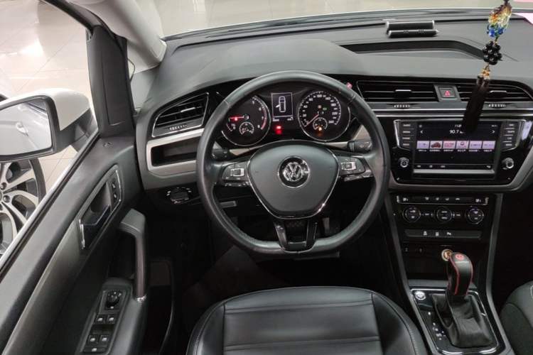 Used Volkswagen Touran 2018 Volkswagen Touran L 280TSI DSG Boundary Edition 6-Seater China VI Standard Steering Wheel