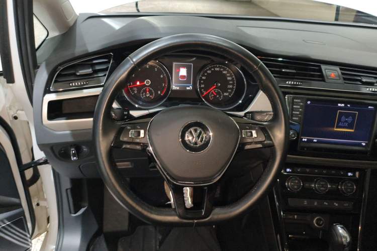 Used Volkswagen Touran 2018 Volkswagen Touran L 280TSI DSG Luxury Edition 7 Seats Steering Wheel