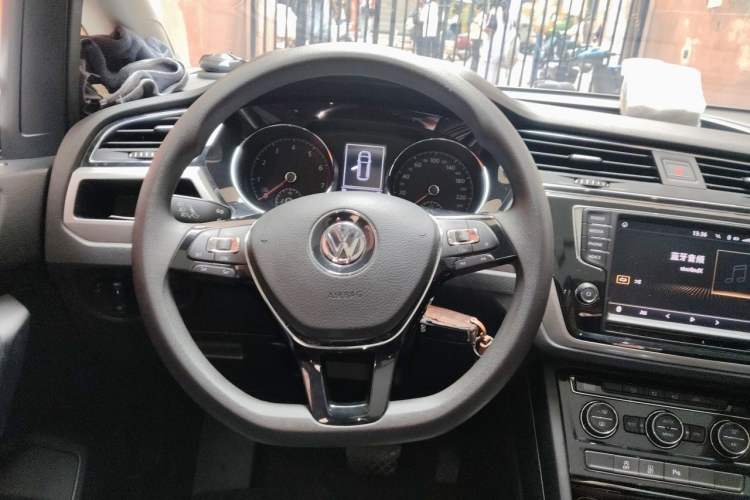 Used Volkswagen Touran 2018 Volkswagen Touran L 280TSI DSG Comfort Edition 7 Seats China V Emission Standard Steering Wheel